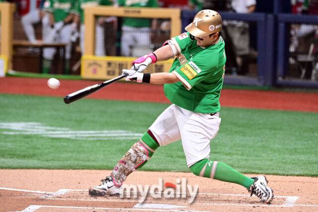 2025년 8월 2일 오후 서울 고척스카이돔에서 열린 '2025 신한 SOL뱅크 KBO 리그' 롯데 자이언츠와 키움 히어로즈의 경기. 키움 최주환이 1회말 2사 후 안타를 치고 있다./마이데일리