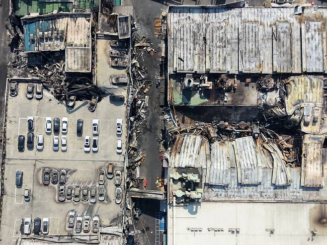 경찰과 국립과학수사연구원, 유관기관 관계자들이 23일 오전 대전 대덕구 안전공업 화재현장 감식에 돌입했다. 14명이 사망하고 60명이 다친 대전 안전공업 화재 참사의 원인을 규명하는 수사가 본격 시작됐다. 대전경찰청과 대전지방고용노동청은 이날 오전 안전공업 본사와 공장, 대표 자택 등에 대한 압수수색에 나섰다. 이번 불로 ‘2.5층’에 있던 헬스장을 이용하고 있던 직원이 다수 사망했다. 이 공간은 층고가 높은 2층을 쪼개 만든 공간으로 도면에는 나와 있지 않은 시설로 파악됐다. 또 인화성 위험물질을 다루는 공장이지만 평소 안전관리가 미흡했다는 직원들의 폭로도 이어지고 있다. 사진은 드론으로 촬영한 참혹한 화재현장 모습. 대전=임세준 기자