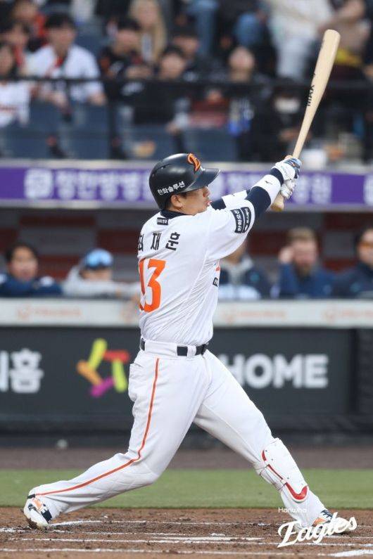 한화 이글스 최재훈은 23일 대전 한화생명 볼파크에서 열린 2026 신한 SOL KBO리그 NC 다이노스와의 시범경기에서 8번타자 겸 포수로 선발 출전, NC 선발 김태경 상대 연타석 홈런으로 3회 만에 무려 7타점을 올렸다. 한화 이글스