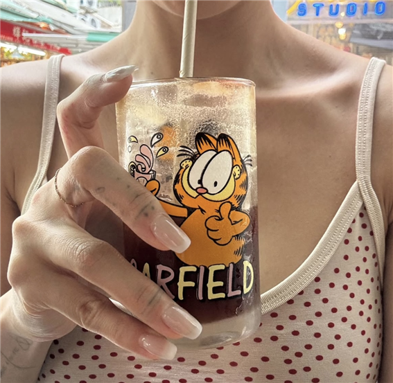 가수 화사가 홍콩에서 보낸 일상을 담은 근황을 전하며 자유로운 여행 분위기를 드러냈다. 자연스럽고 편안한 모습이 담긴 사진들은 팬들의 시선을 끌고 있다. 사진은 지난 22일 화사는 자신의 사회관계망서비스(SNS)에 올라온 사진 중 하나. 화사 사회관계망서비스(SNS)