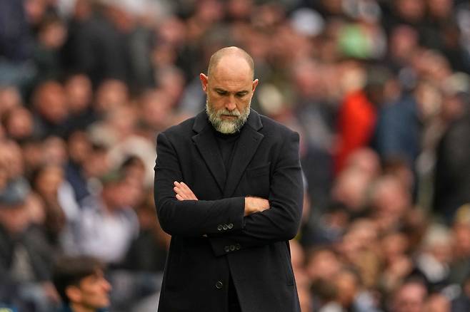 토트넘 홋스퍼의 이고르 투도르 감독이 23일 토트넘 홋스퍼 스타디움에서 열린 노팅엄 포레스트와의 2025~2026 EPL 31라운드 홈경기가 잘 풀리지 않자 근심에 빠져 있다. 런던=AP연합뉴스