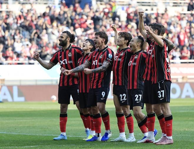 1983년 구단 창단 이후 43년 만에 처음으로 시즌 개막 4연승을 달성한 프로축구 K리그1 FC서울 선수들이 22일 서울월드컵경기장에서 열린 K리그1 2026 5라운드 광주FC와 경기에서 5번째 골을 넣은 뒤 서포터스 앞에 도열해 포효하고 있다. 뉴스1