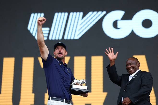 브라이슨 디섐보가 22일(현지시간) 남아프리카공화국 요하네스버그 인근 미드랜드의 더 클럽 앳 스테인시티(파71)에서 열린 LIV 골프 남아프리카공화국에서 우승한 후 시상식에서 환호하고 있다. 로이터연합뉴스