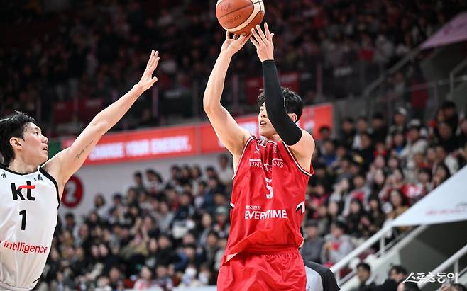 정관장 변준형(오른쪽)이 22일 안양체육관에서 열린 KT전 도중 한희원의 수비를 피해 슛을 시도하고 있다. 사진제공|KBL