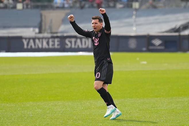 인터 마이애미 리오넬 메시가 23일 뉴욕시티전에서 프리킥 골을 넣은 뒤 기뻐하고 있다. AP연합뉴스