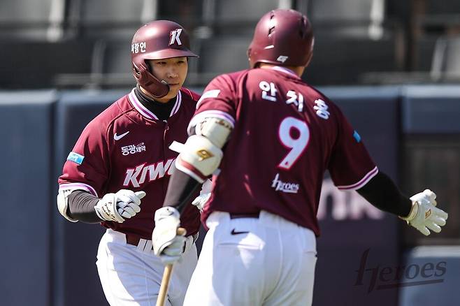 ▲ 키움 히어로즈 이주형과 안치홍. ⓒ 키움 히어로즈