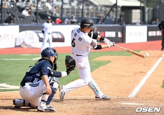 KT 이강민이 23일 두산전 5회 안타를 때리고 있다. /사진=OSEN