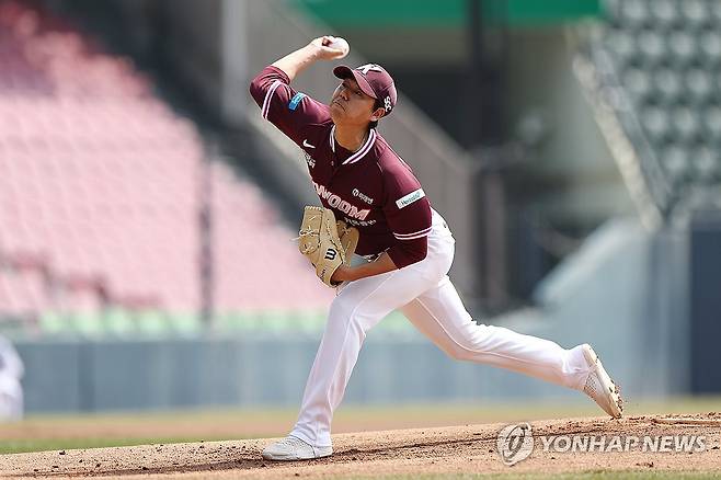 역투하는 키움 선발, 하영민 (서울=연합뉴스) 윤동진 기자 = 23일 잠실야구장에서 열린 2026 KBO리그 시범 경기 키움 히어로즈 대 LG트윈스 경기. 1회 말 키움 선발투수 하영민이 역투하고 있다. 2026.3.23 mon@yna.co.kr