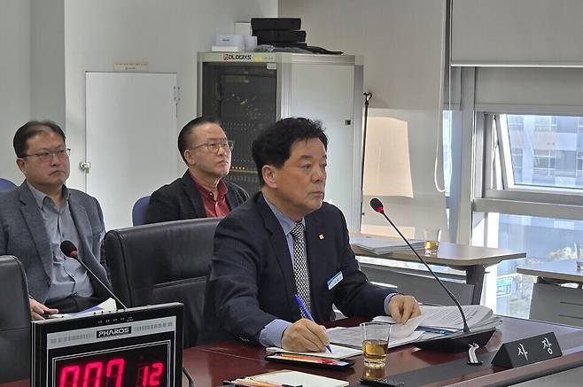 ▲ 지난 1월 29일 성남도시개발공사 이희석 사장이 성남시의회 도시건설위원회에 출석해 성희롱, 갑질 의혹을 강하게 비판하며 사퇴를 요구하는 의원들의 질의에 답변하고 있다. /인천일보 DB