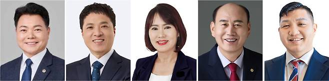 ▲ 왼쪽부터 이인규(민) 전 경기도의원, 박태희(민)전 경기도의원, 정계숙(민)전 동두천시의원, 박형덕(국)현 동두천시장, 유광혁(혁)전 경기도의원