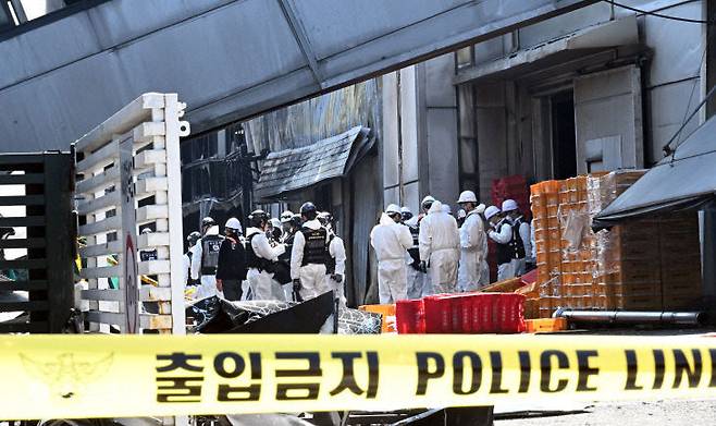 74명의 사상자를 낸 대전 대덕구 문평동 안전공업 화재사건에서 현지감식반이 전소된 건물에 진입하고 있다. (중도일보 DB)