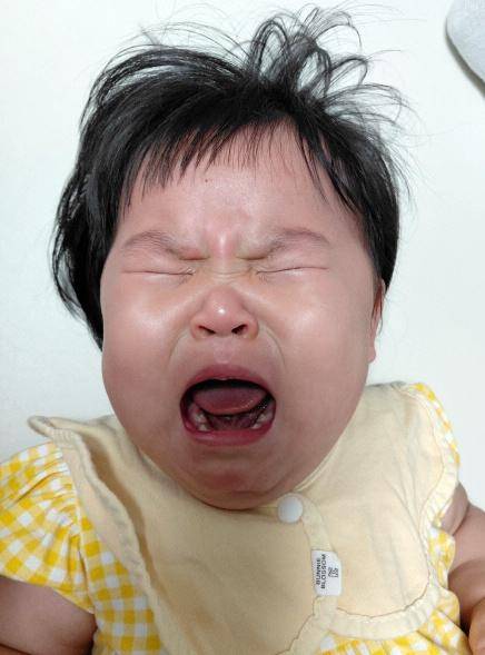 윤지가 맘잡고 떼쓰고 울기 시작하면 오만 가지 생각이 든다. 안아서 달래볼까, 무시해볼까, 윽박지르고 엄하게 대해볼까. 육아 비법 책에서 제시한 방법을 달달 외우고는 있지만, 실생활에서는 무용지물이다.