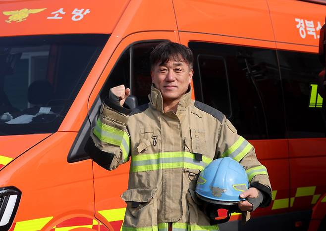 초대형 경북 산불 당시 현장에서 활약한 포항남부소방서 황병률(52) 현장대응팀장이 “재난이 발생하면 언제든지 달려가 국민의 생명을 지키겠다”라며 파이팅을 외치고 있다. /이용선기자 photokid@kbmaeil.com