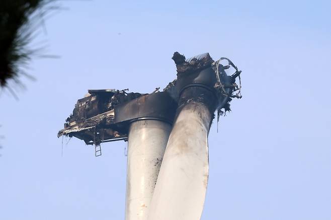 24일 오전 경북 영덕군 영덕읍 풍력발전기가 까맣게 탄 채 서 있다. 연합뉴스