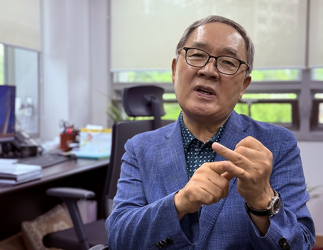 5일 북한대학원대학교 교수연구실에서 양무진 석좌교수가 영남일보와 인터뷰를 하고 있다. 정재훈기자 jjhoon@yeongnam.com
