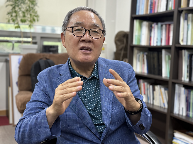 5일 북한대학원대학교 교수연구실에서 양무진 석좌교수가 영남일보와 인터뷰를 하고 있다. 정재훈기자 jjhoon@yeongnam.com