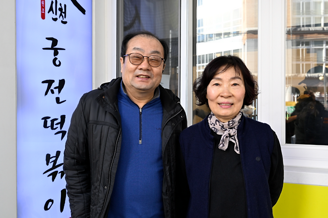 22일 오후 대구 중구 신천궁전떡볶이 봉산점에서 백정기(왼쪽) 신천궁전떡볶이 봉산점 대표와 부인 여원숙씨가 포즈를 취했다. 이들 부부는 대구 3대 떡볶이로 유명한 신천궁전떡볶이 창업주다. 이윤호기자 yoonhohi@yeongnam.com