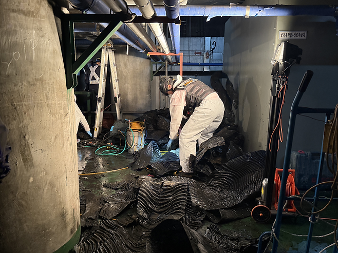 23일 낮 11시56분쯤 대구도시철도 1호선 진천역 지하1층 환기실에서 화재가 발생했다. 사진은 화재 현장 감식 중인 모습. 영남일보DB