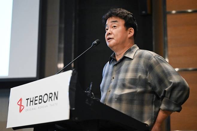 더본코리아가 지난해 적자 실적을 기록했다. 이런 가운데 백종원 대표는 8억원 이상을 급여로 수령했고, 배당금으로는 35억원을 받을 예정이다. / 뉴시스