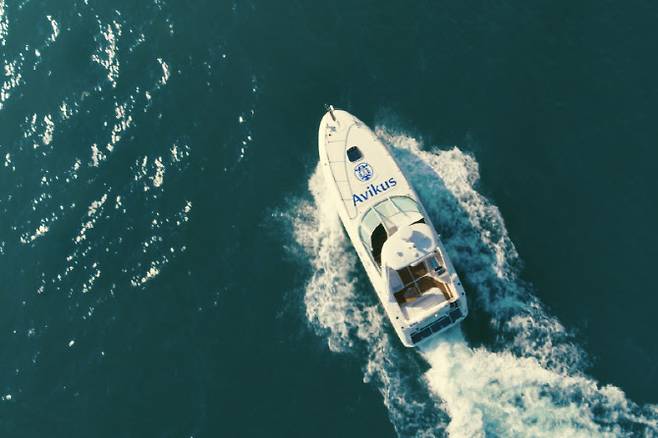 아비커스의 자율운항시스템이 설치된 레저용 보트 사진.(사진=HD현대 제공)