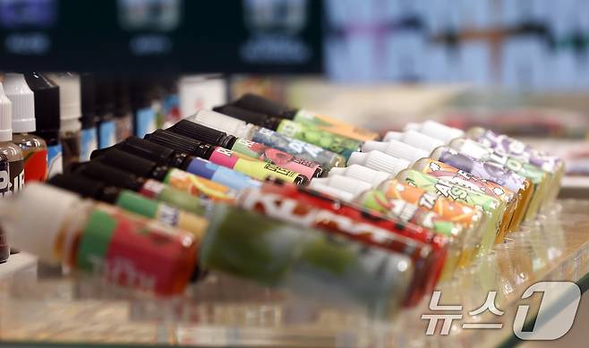 3일 서울의 한 전자담배 매장에 전자담배가 진열되어 있다. 오늘 4월 24일부터 액상 전자담배를 비롯한 모든 니코틴 기반 제품은 담배 자동판매기, 광고, 건강경고, 가향물질 표시 금지 등 의무를 지켜야 하며 금연구역에서는 모든 담배제품을 사용할 수 없게 된다. 2026.2.3 ⓒ 뉴스1 최지환 기자