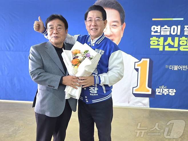 24일 김영록 전남광주특별시장 후보의 총괄선대본부장을 맡기로 한 이병훈 더불어민주당 호남발전특별위원회 수석부위원장이 김 후보 캠프를 찾아 함께 얼싸안고 있다.(독자제공. 재배포 및 DB 금지)