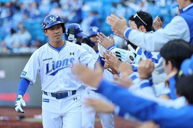 삼성 이해승이 22일 대구삼성라이온즈파크에서 열린 2026 KBO리그 시범경기 LG전에서 9회 3점포를 때린 후 더그아웃으로 돌아와 동료들과 하이파이브 하고 있다. 사진 | 삼성 라이온즈