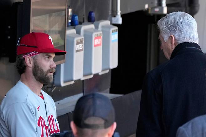 FILE - Philadelphia Phillies' Bryce Harper, left, listens to club President David Dombrowski, after Harper's workout before game one of a baseball double header against the Chicago White Sox, April 18, 2023, in Chicago. (AP Photo/Charles Rex Arbogast, file) FILE PHOTO
<저작권자(c) 연합뉴스, 무단 전재-재배포, AI 학습 및 활용 금지>