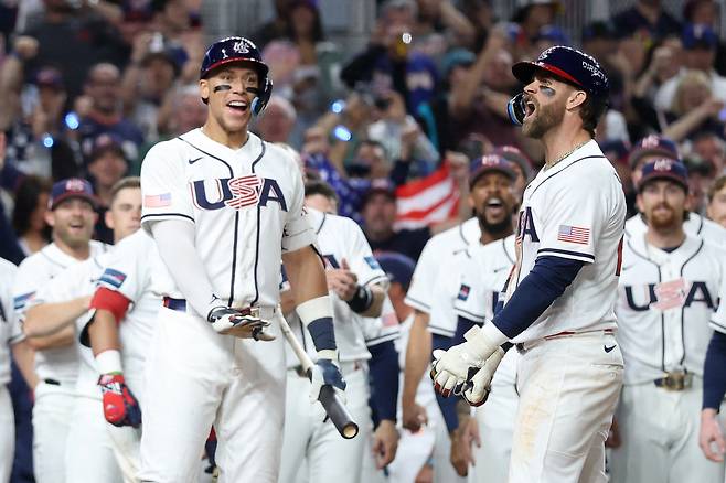 MIAMI, FLORIDA - MARCH 17: Bryce Harper #24 of Team United States celebrates with Aaron Judge #99 after hitting a two-run home run against Team Venezuela during the eighth inning at loanDepot park on March 17, 2026 in Miami, Florida. Al Bello/Getty Images/AFP (Photo by AL BELLO / GETTY IMAGES NORTH AMERICA / Getty Images via AFP)
<저작권자(c) 연합뉴스, 무단 전재-재배포, AI 학습 및 활용 금지>