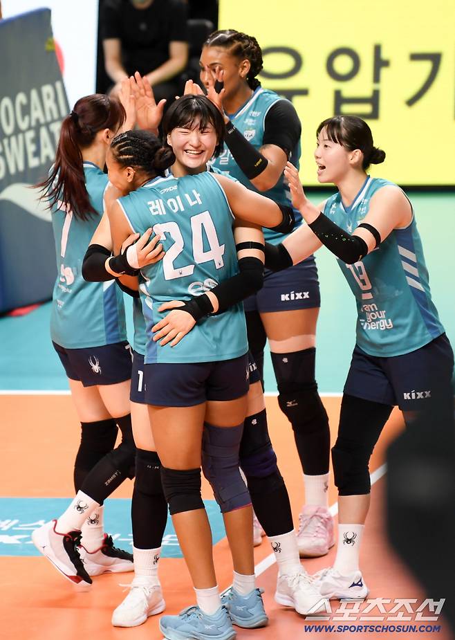 24일 장충체육관에서 열린 V리그 준PO GS칼텍스와 흥국생명의 경기. GS칼텍스 레이나가 득점 후 환호하고 있다. 장충=박재만 기자 pjm@sportschosun.com/2026.03.24/