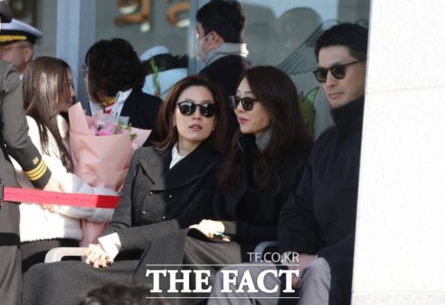 임세령 대상홀딩스 부회장(왼)과 임상민 대상 부사장이 지난해 11월 28일 오후 경남 창원 해군사관학교 연병장에서 열린 제139기 해군·해병대 사관후보생 수료 및 임관식에 참석해 대화를 나누고 있다. /임영무 기자