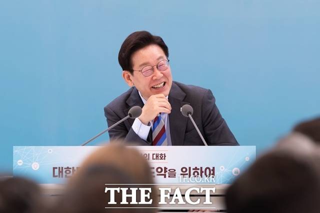 이재명 대통령은 24일 박홍근 기획예산처 장관과 황종우 해양수산부 장관 임명안을 재가했다. 이 대통령이 20일 청와대에서 열린 중소기업인과의 대화에서 웃음을 짓고 있다. /청와대