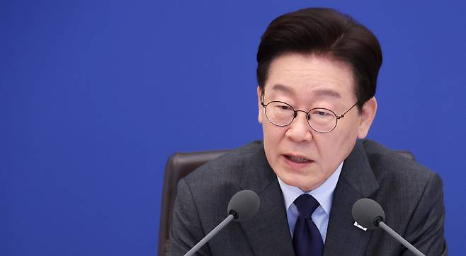 이재명 대통령이 24일 청와대에서 열린 국무회의에서 발언하고 있다. /뉴시스