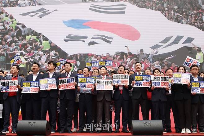 국민의힘 장동혁 대표, 송언석 원내대표 등 당 지도부가 지난해 9월 28일 오후 서울 중구 세종대로 일대에서 열린 국민의힘 '사법파괴·입법독재 국민 규탄대회'에서 무대 위에 올라 피켓을 들고 있다. ⓒ데일리안 홍금표 기자