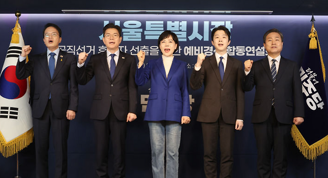 더불어민주당 서울특별시장 예비경선 후보들이 지난 21일 오후 서울 여의도 더불어민주당 중앙당사 당원존에서 열린 예비경선 합동연설회에서 기념촬영을 하고 있다. 왼쪽부터 박주민·정원오·전현희·김형남·김영배 ⓒ뉴시스