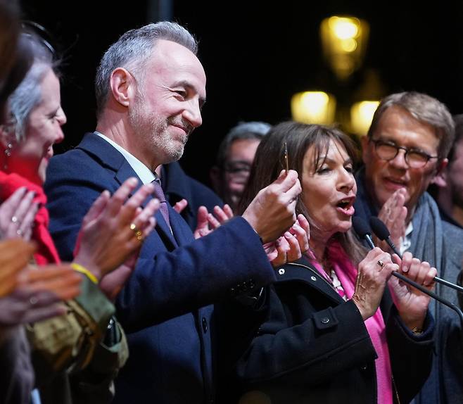 22일 프랑스 지방선거 2차 투표에서 파리 시장으로 뽑힌 에마뉘엘 그레구아르 범좌파 후보(왼쪽에서 두 번째)와 그를 지지한 안 이달고 파리 시장(오른쪽에서 두 번째)이 선거 승리를 기뻐하고 있다. 파리=AP 뉴시스