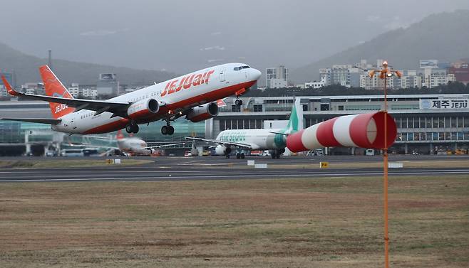 제주국제공항 활주로에서 항공기가 이륙하고 있다. 2026.01.11 제주=뉴시스