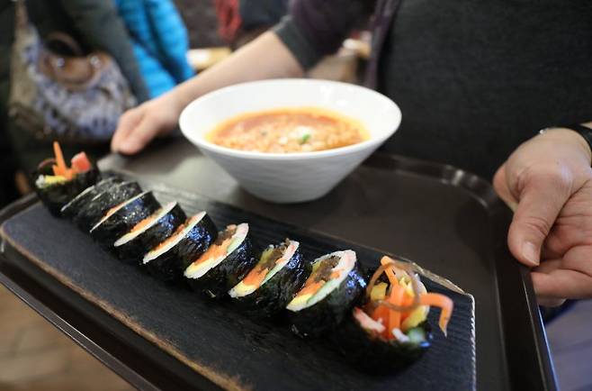 서울시내의 한 분식집에서 종업원이 김밥과 라면을 준비하고 있다. 뉴스1