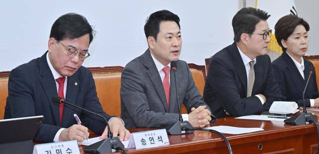 장동혁(왼쪽 두 번째) 국민의힘 대표가 23일 국회의사당에서 최고위원회의를 주재하며 모두 발언을 하고 있다. 민경석 기자