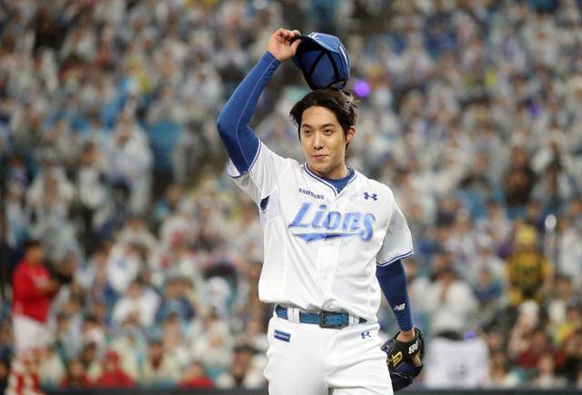 지난해 10월 13일 SSG 랜더스와의 프로야구 준플레이오프 3차전에 선발 등판했던 원태인이 7회초 2사후 교체되며 팬들에게 인사하고 있다. 뉴스1