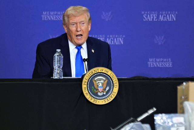 도널드 트럼프 미국 대통령이 23일 미 테네시주 멤피스의 테네시 공군 주방위군 기지에서 열린 공공 안전 관련 원탁 토론 행사에 참석해 연설하고 있다. 멤피스=AP 연합뉴스