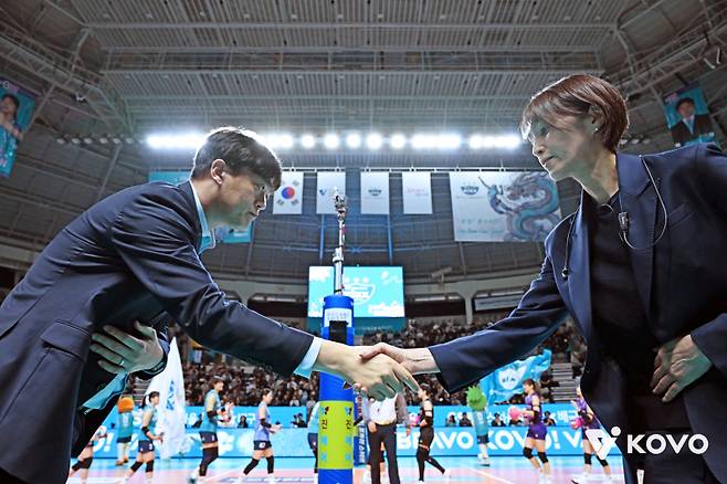 이영택(왼쪽) 감독과 요시하라 감독.