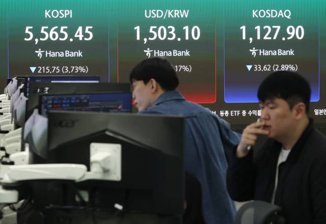 ▲ 23일 서울 중구 하나은행 본점 딜링룸에서 직원들이 업무를 보고 있다. 연합뉴스