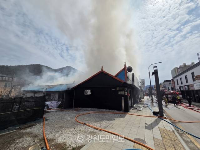 ▲ 24일 낮 12시47분쯤 태백시 황지동 고용노동부 태백지청 맞은편 지상 1층 상가 건물에서 화재가 발생, 2시간여 만에 진화됐다. 불이 나자 상가 내 노래연습실 점포 주민들은 긴급 대피해 인명 피해는 없었다. 경찰과 소방당국은 3개 점포가 영업 중인 건물 뒷편에서 ‘평’하는 소리가 났다는 진술을 토대로 정확한 사고원인을 조사하고 있다. 박창현 기자