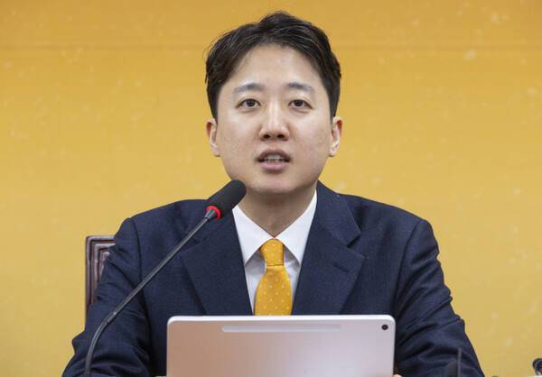 개혁신당 이준석 대표가 19일 국회에서 열린 최고위원회의에서 지방선거 혁신 관련 발언을 하고 있다. 연합뉴스