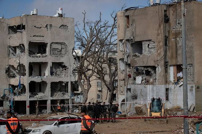 지난 21일 이란의 미사일 공격으로 파괴된 이스라엘 아라드 지역의 건물 모습. 신화 연합뉴스