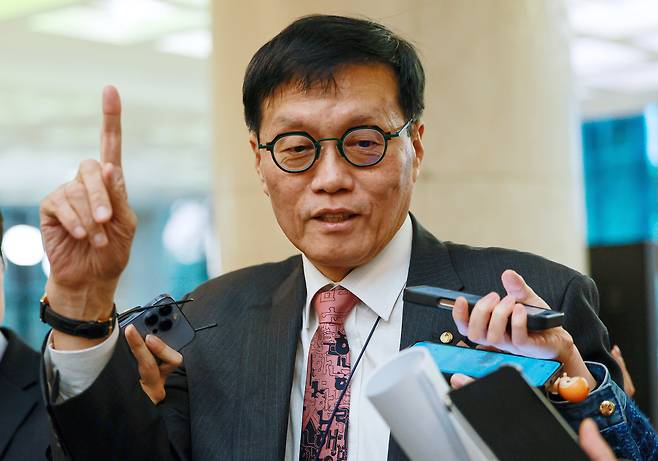 이창용 한국은행 총재가 은행장 간담회에 참석하기 위해 23일 서울 중구 은행회관으로 들어서고 있다. 뉴스1