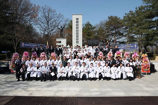 상주시 남산공원 항일독립의거 기념탑 앞에서 열린 '상주 항일독립만세운동 107주년 기념식' 기념사진 ⓒ상주시 제공
