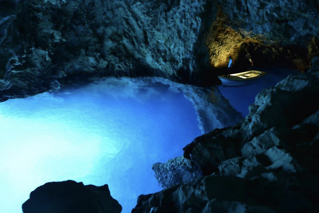 신비로운 파란빛을 머금은 비셰보 섬의 블루 케이브. 사진제공|CNTB