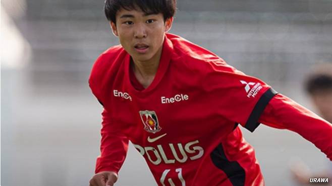 ▲ 수비형 미드필더 와다 다케시는 지난해 카타르에서 열린 U-17 월드컵에서 일본 대표팀 최연소 멤버로 발탁돼 주목받은 중원 유망주다. 탄탄한 기본기와 눈부신 공간 해석 능력을 자랑하는 딥라잉 플레이메이커 자원으로 자국 축구계에서 기대가 높다. ⓒ 우라와 레즈 SNS